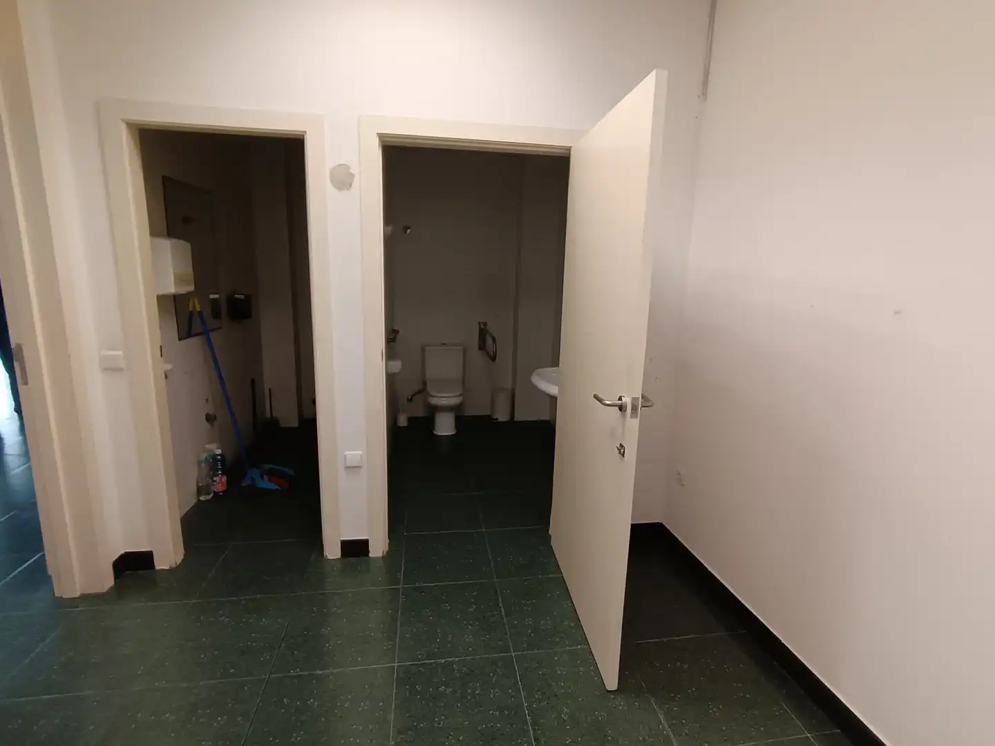 Bathroom of Commercial properties for rent in Lorca  with Air Conditioner