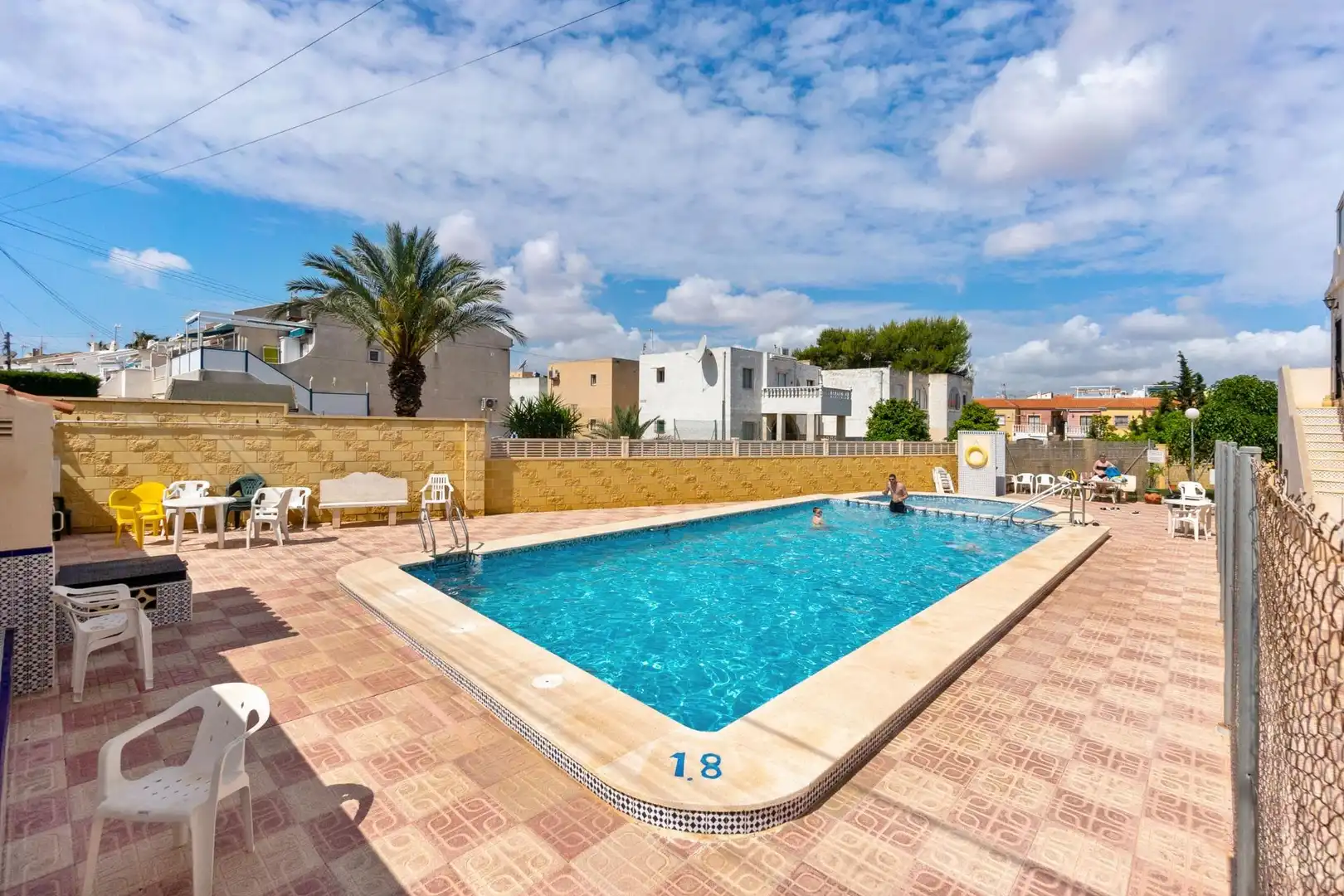 Bungalow con piscina en venta en Zona Carrefour - Urbanizaciones, imagen 3