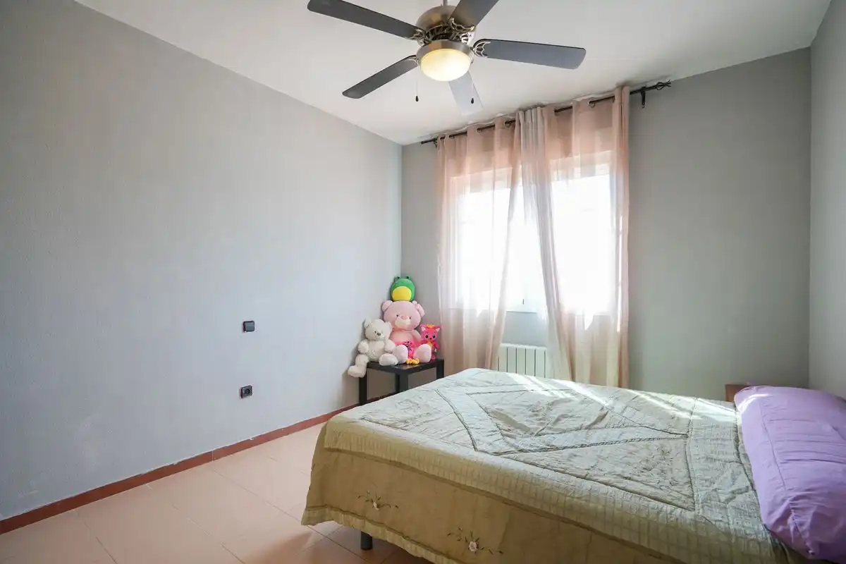 Dormitori de Casa adosada en venda en Meco amb Aire condicionat, Calefacció i Jardí privat