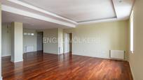 Sala d'estar de Apartament en venda en  Sevilla Capital amb Aire condicionat, Calefacció i Parquet