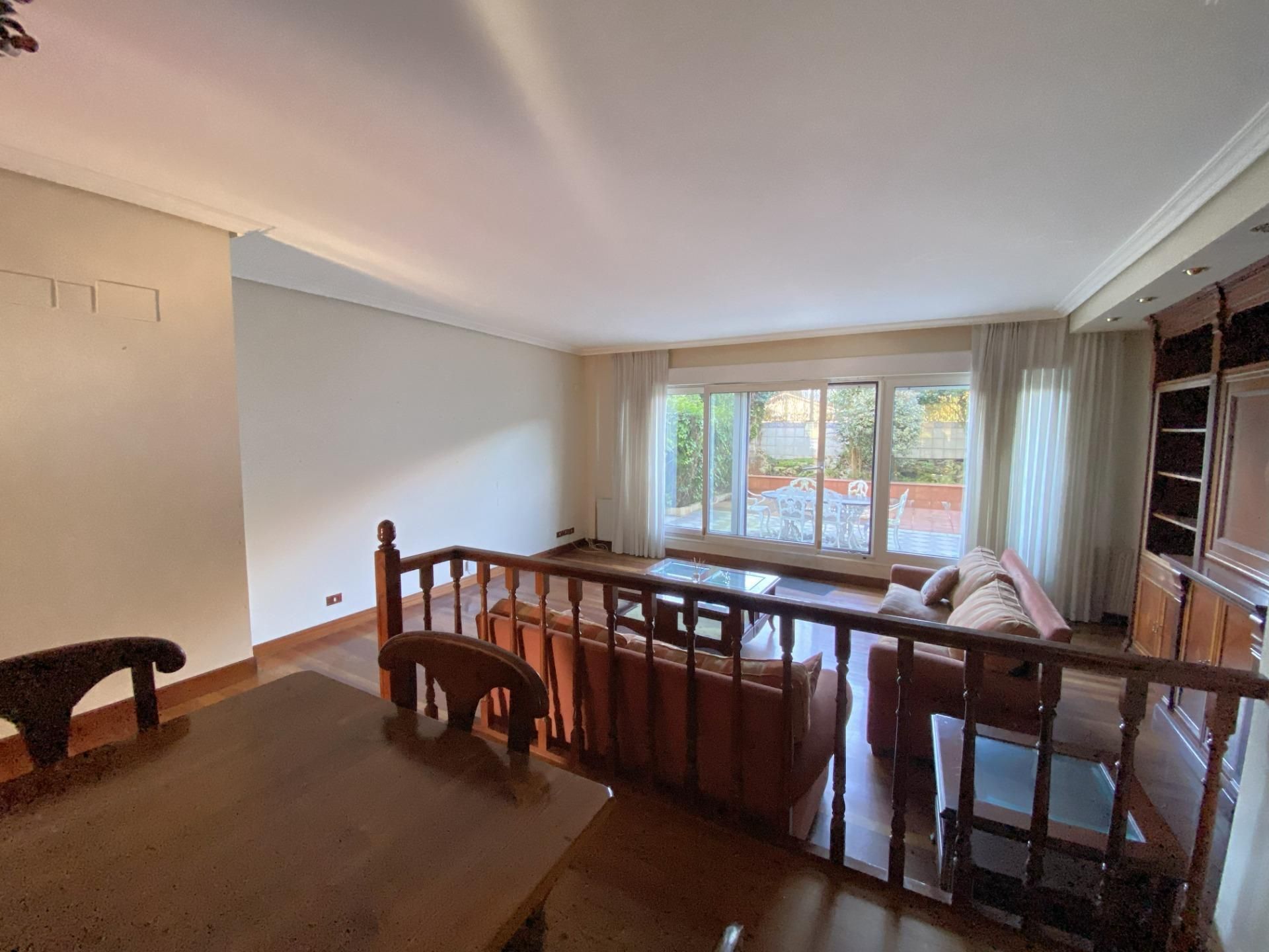 Sala d'estar de Casa adosada en venda en Loiu amb Calefacció, Jardí privat i Terrassa