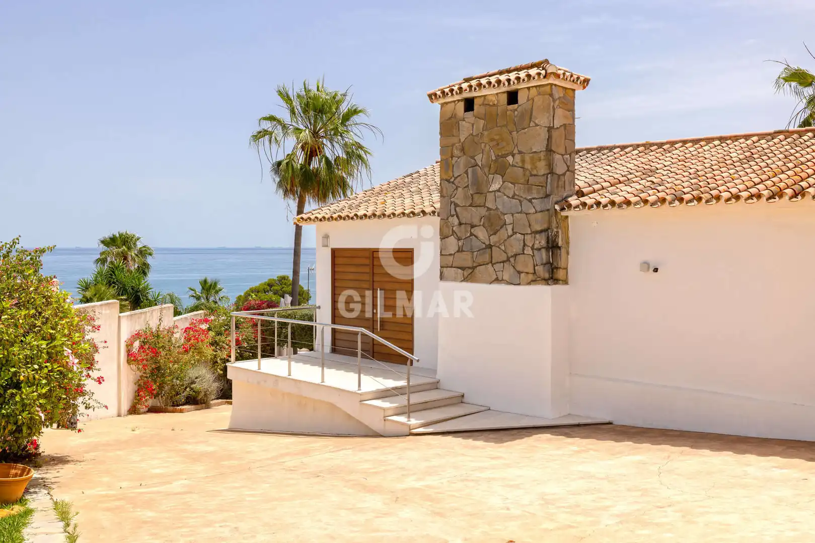 Vista exterior de Casa o xalet en venda en Sotogrande amb Calefacció, Jardí privat i Piscina