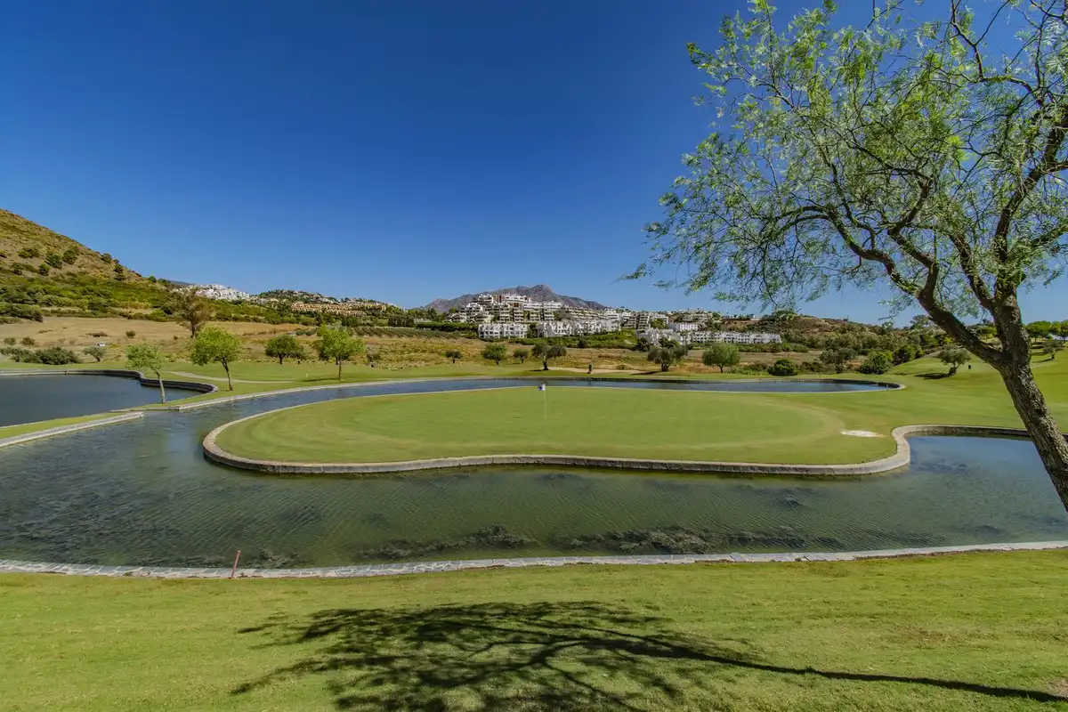Vista exterior de Apartament en venda en Benahavís amb Aire condicionat, Jardí privat i Moblat