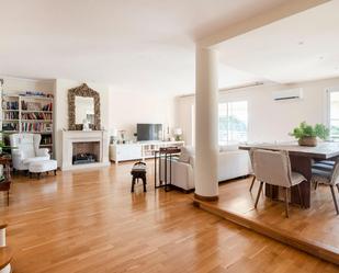 Sala d'estar de Àtic de lloguer en Sant Andreu de Llavaneres amb Aire condicionat, Terrassa i Balcó