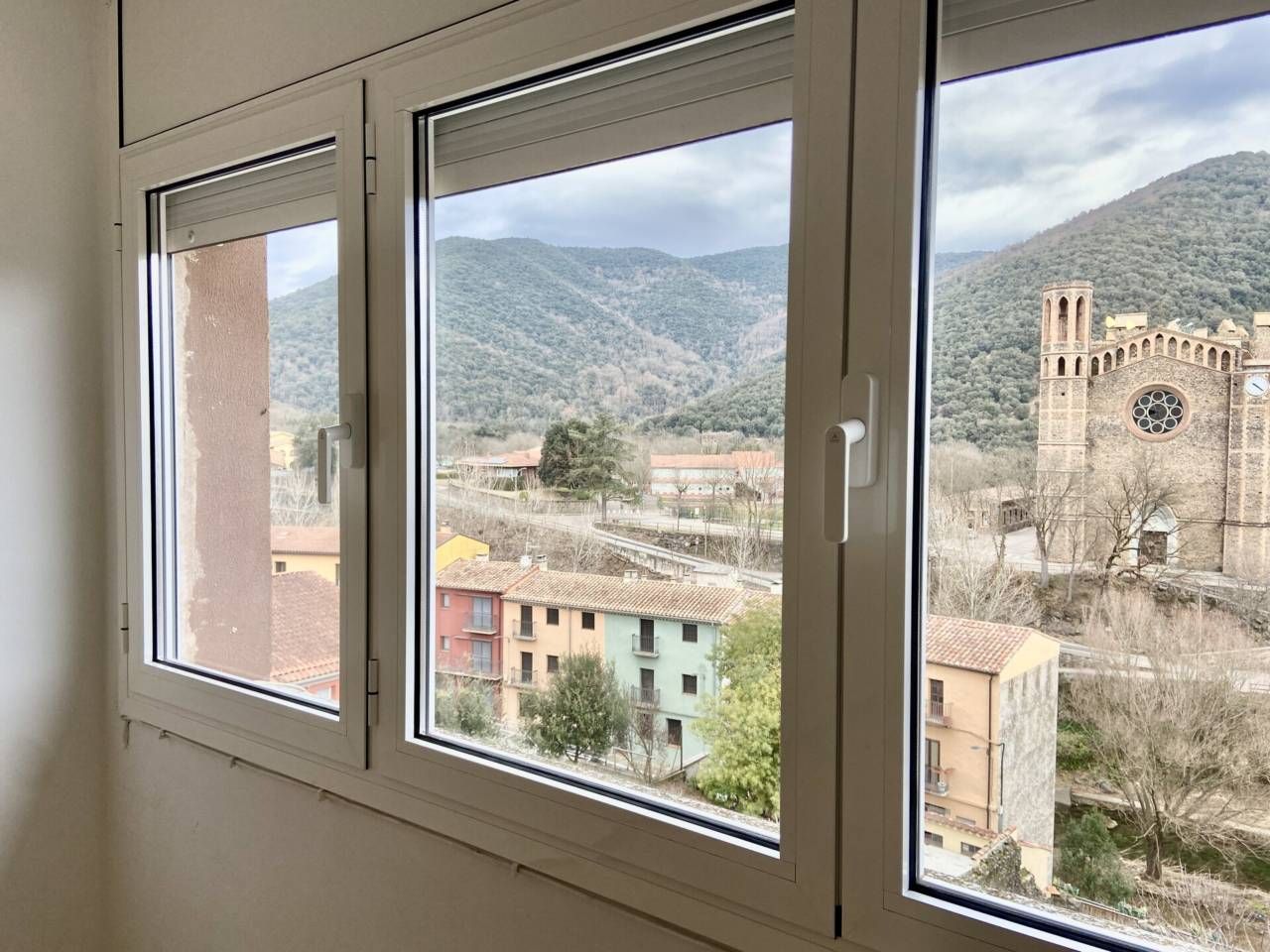 Schlafzimmer von Wohnung zum Verkauf in Sant Joan Les Fonts mit Klimaanlage, Heizung und Balkon