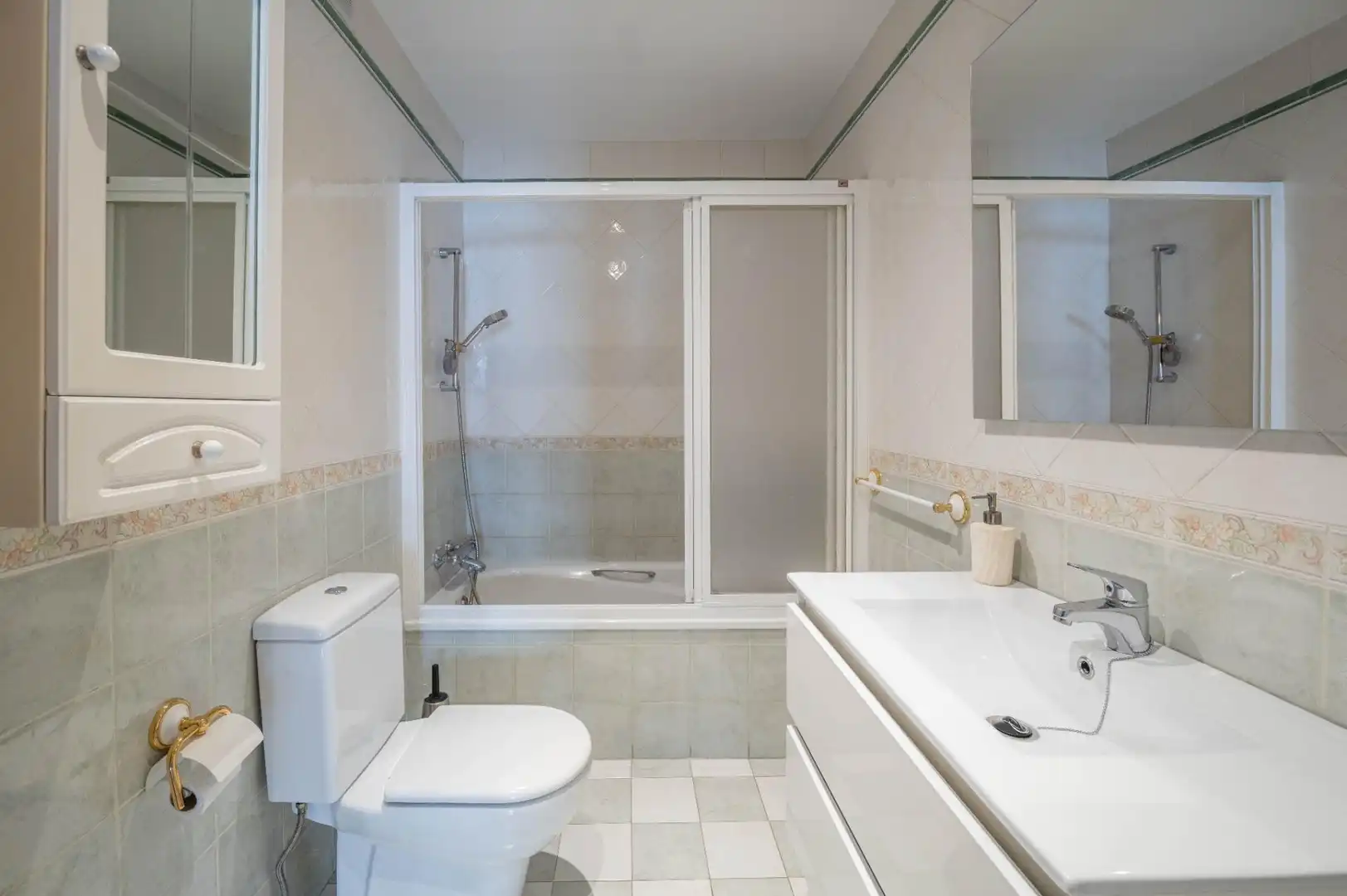 Baño de Piso en venta en Granada con Terraza, Trastero y Balcón