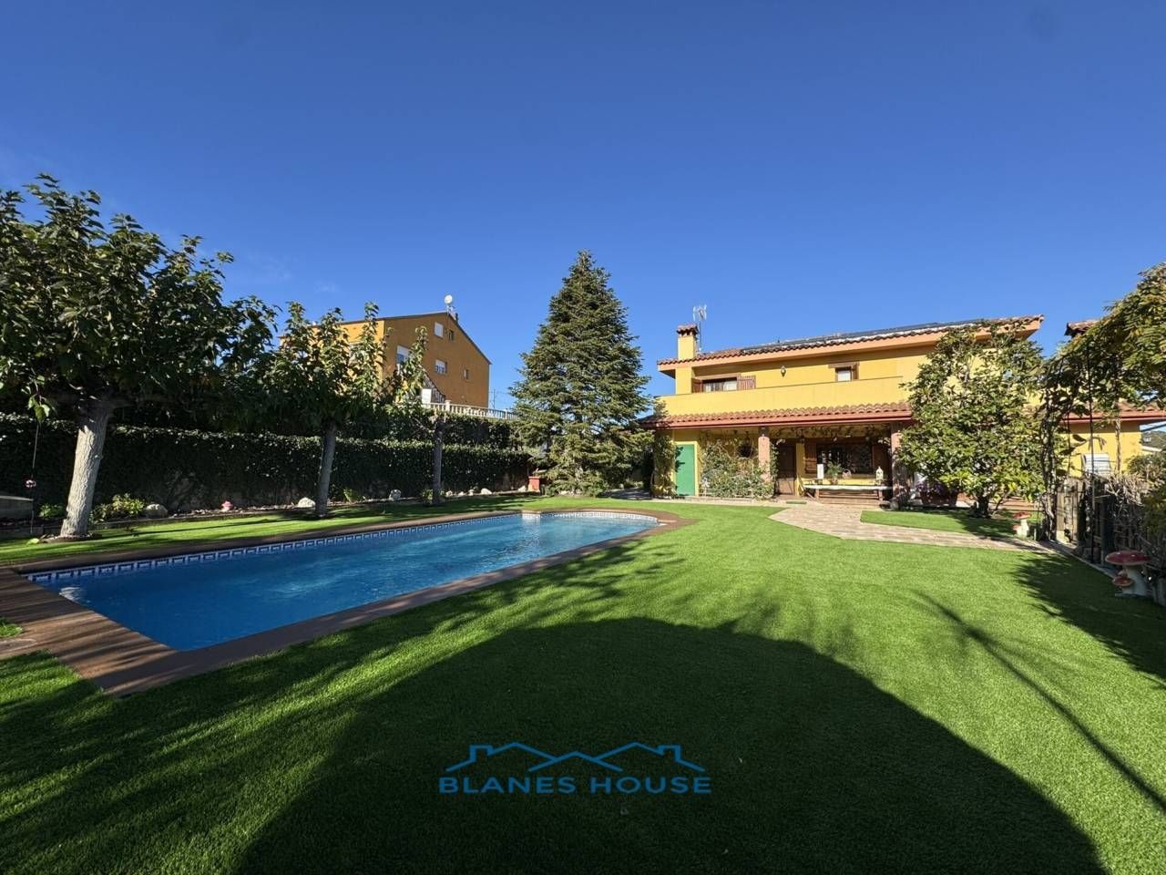 Vista exterior de Casa o xalet en venda en Caldes de Malavella amb Calefacció, Jardí privat i Terrassa