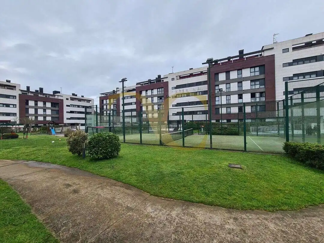 Parkplatz von Wohnung zum Verkauf in Oviedo  mit Heizung, Privatgarten und Terrasse