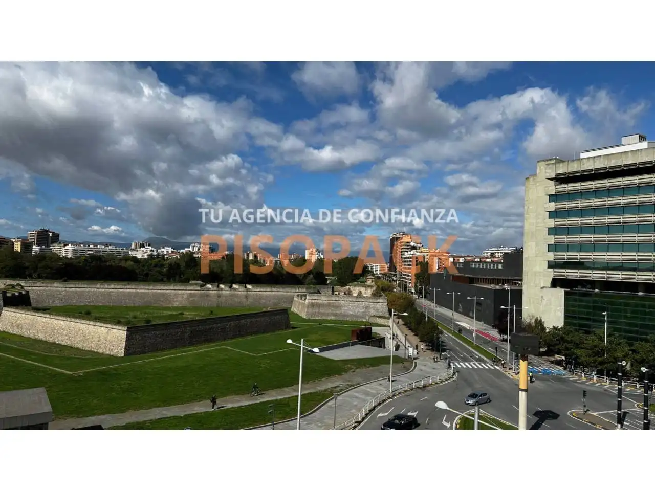 Vista exterior de Piso en venta en  Pamplona / Iruña con Calefacción, Terraza y Balcón
