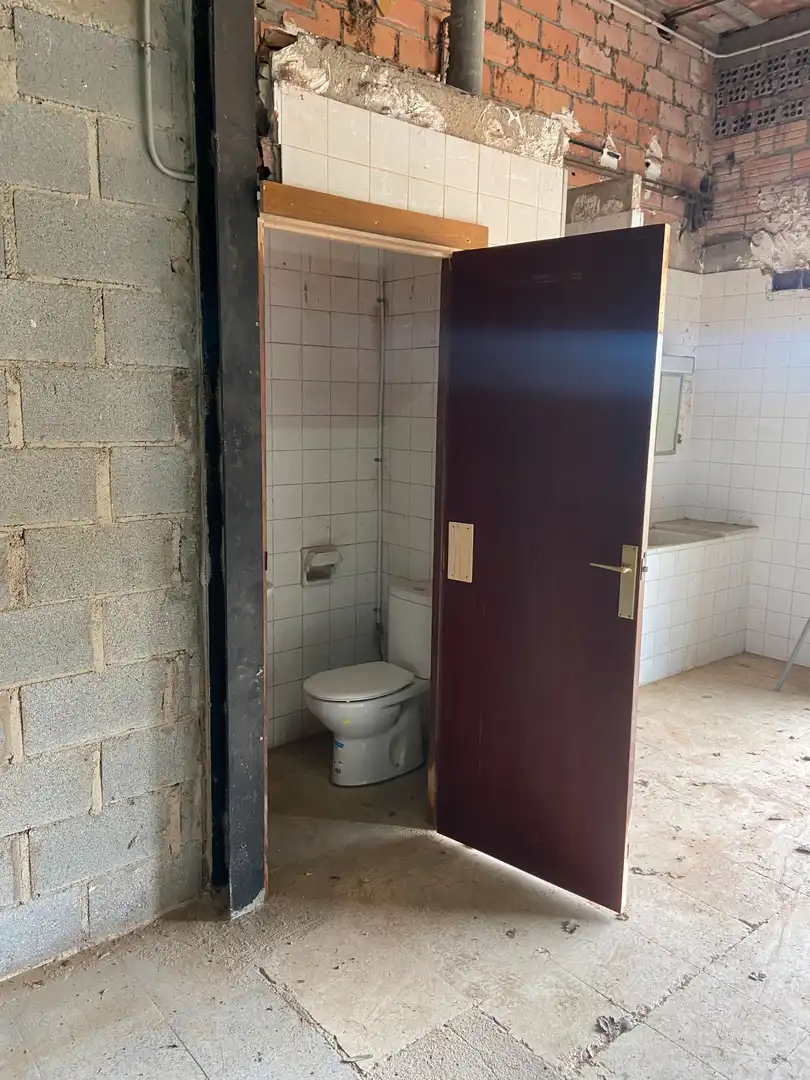 Badezimmer von Fabrikhallen zur Miete in Viladrau