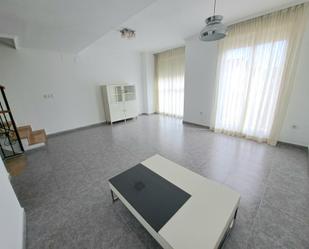 Sala d'estar de Casa adosada en venda en Alzira amb Terrassa i Balcó