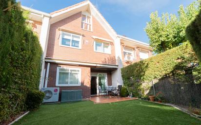 Exterior view of Single-family semi-detached for sale in Las Rozas de Madrid  with Air Conditioner, Heating and Private garden