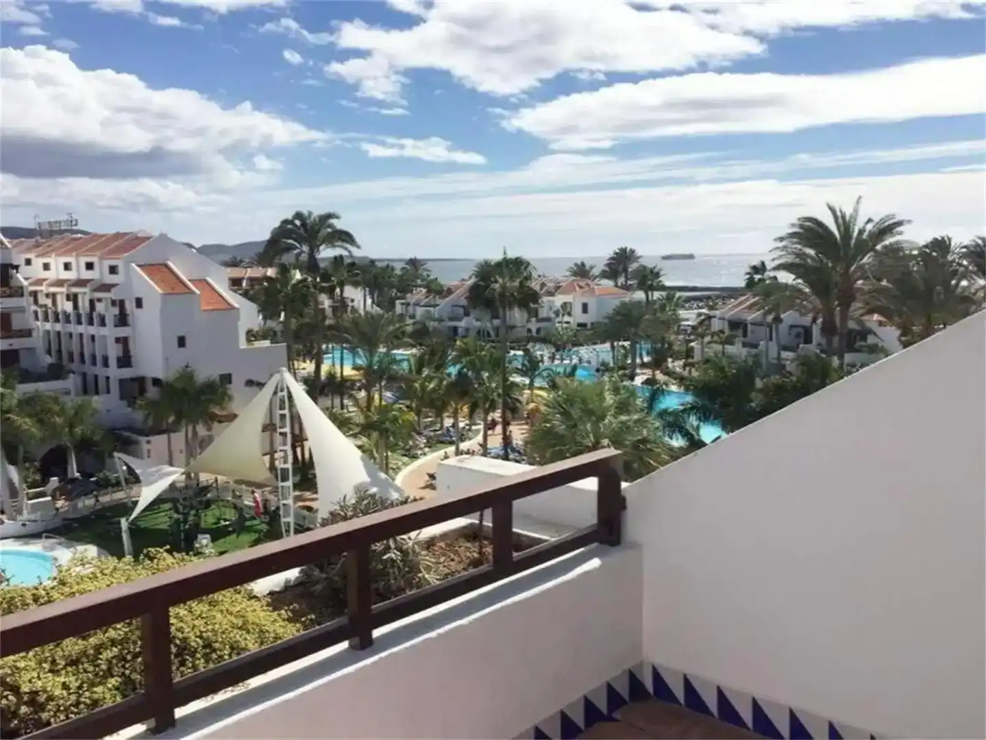 Vista exterior de Dúplex en venta en Arona con Jardín privado, Piscina y Amueblado