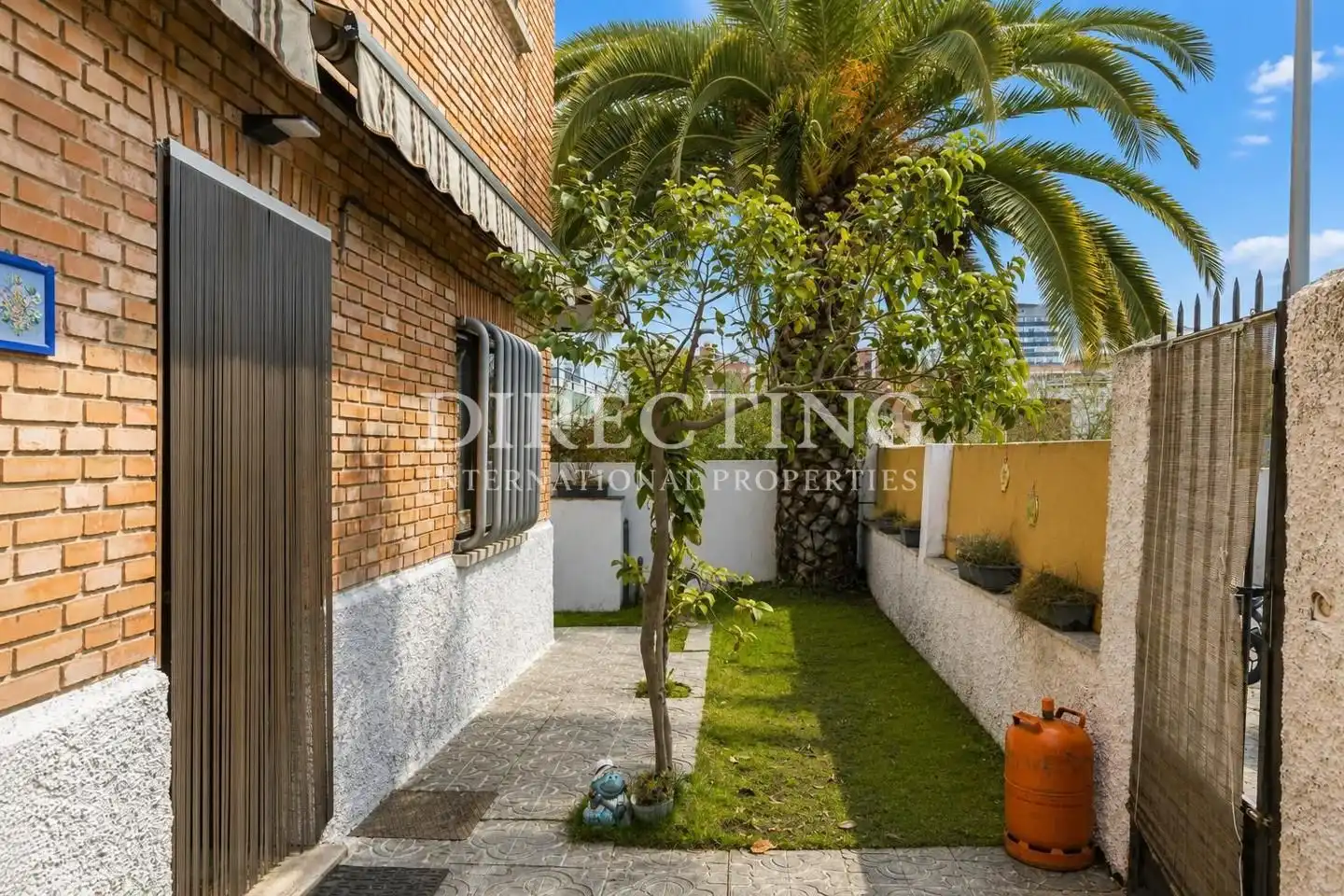 Vista exterior de Casa o xalet en venda en Madrid amb Aire condicionat, Calefacció i Jardí privat