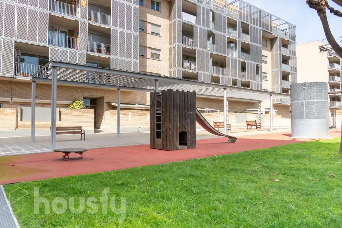 Vista exterior de Pis en venda en Vilafranca del Penedès amb Aire condicionat, Calefacció i Jardí privat