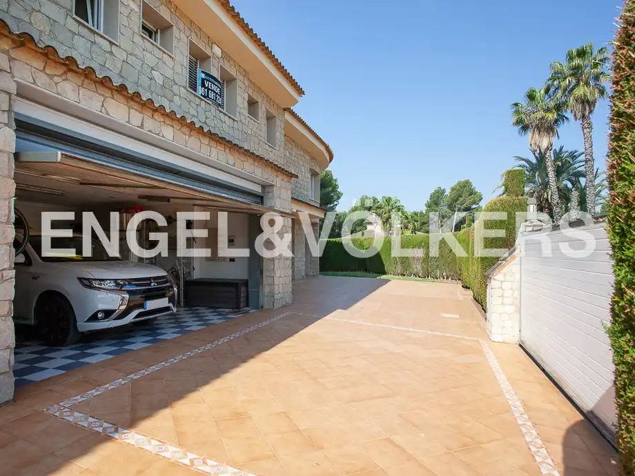 Vista exterior de Casa o chalet en venta en Serra con Calefacción, Jardín privado y Trastero