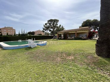 Villa con piscina in affitto a Avenida Castalia