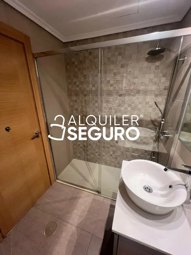 Bany de Pis de lloguer en Madrid amb Aire condicionat, Calefacció i Terrassa