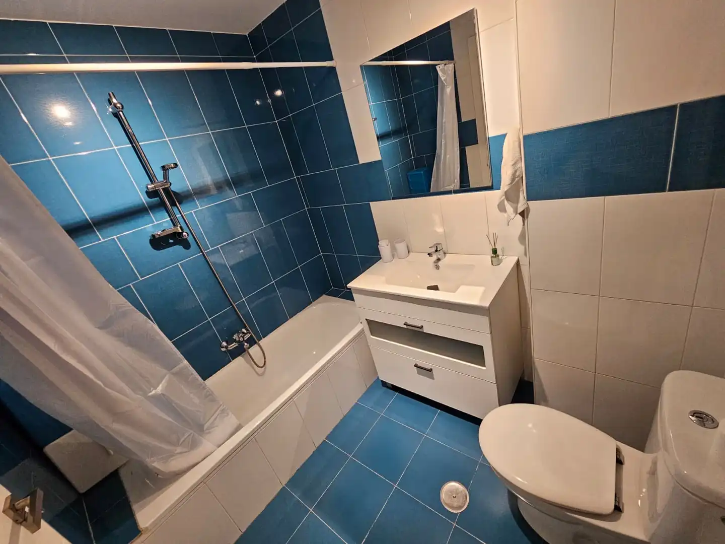 Badezimmer von Wohnung zur Miete in Malpartida de Cáceres mit Klimaanlage, Heizung und Terrasse