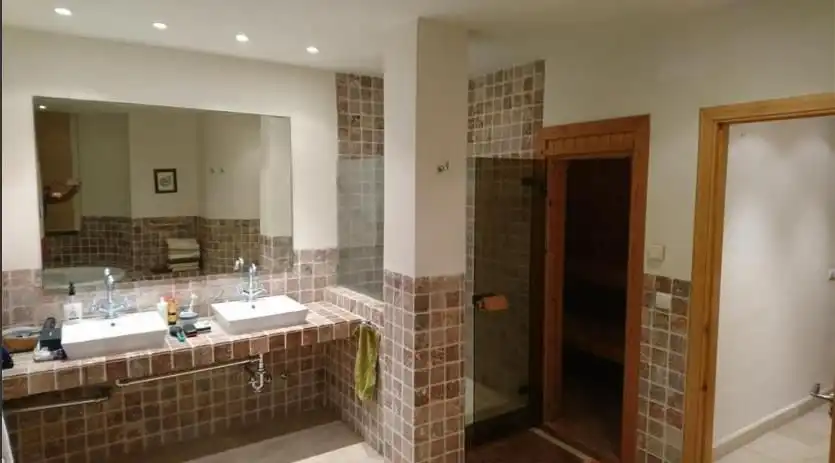 Baño de Dúplex en venta en Benahavís con Aire acondicionado, Parquet y Terraza