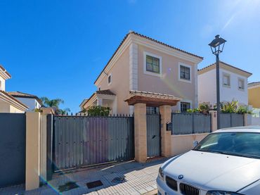 Chalet con jardín en venta en Capellanía - Retamar