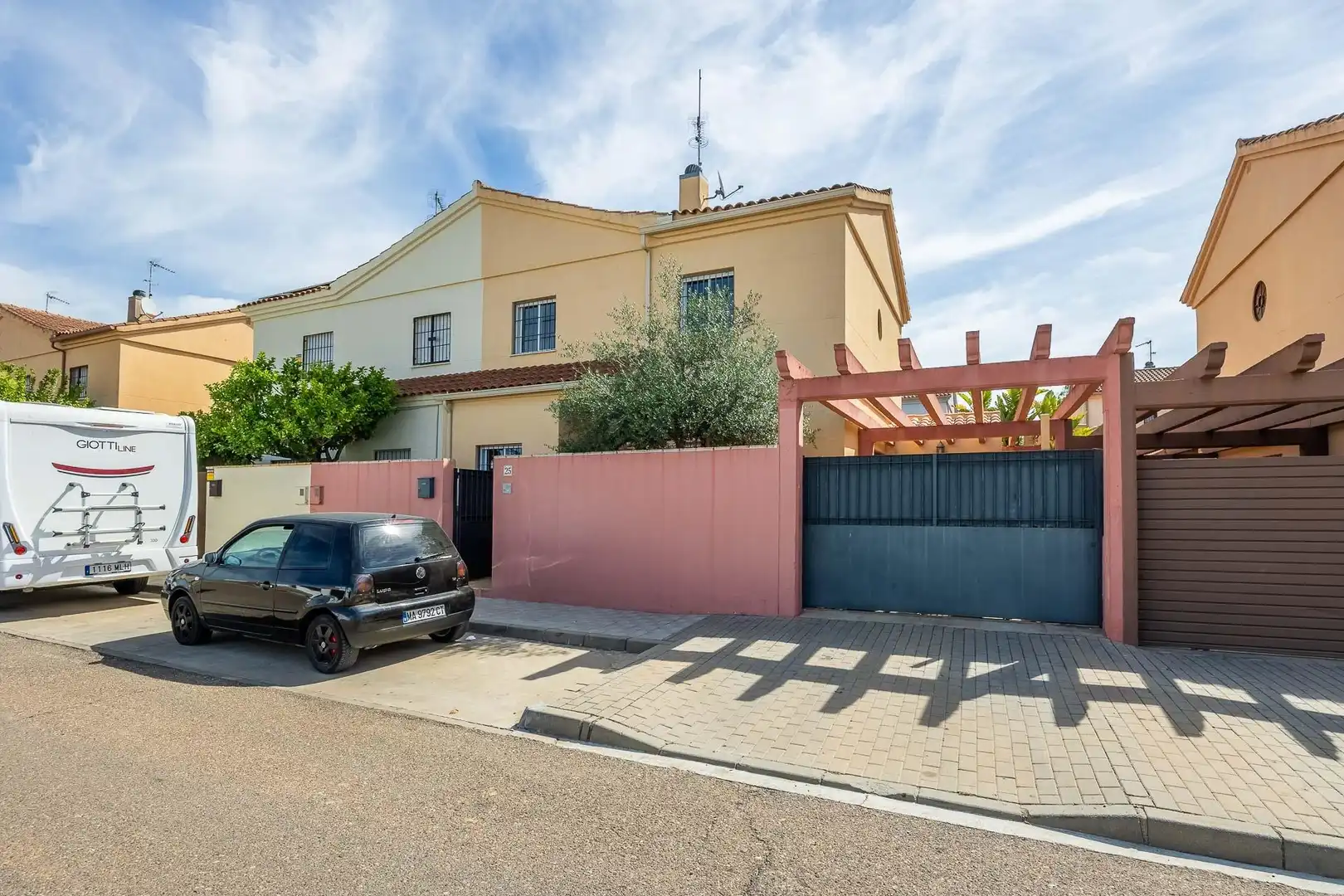 Vista exterior de Casa adosada de alquiler en Espartinas con Aire acondicionado, Calefacción y Jardín privado
