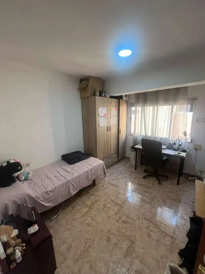 Dormitori de Pis en venda en Granada amb Moblat, Microones i Balcó