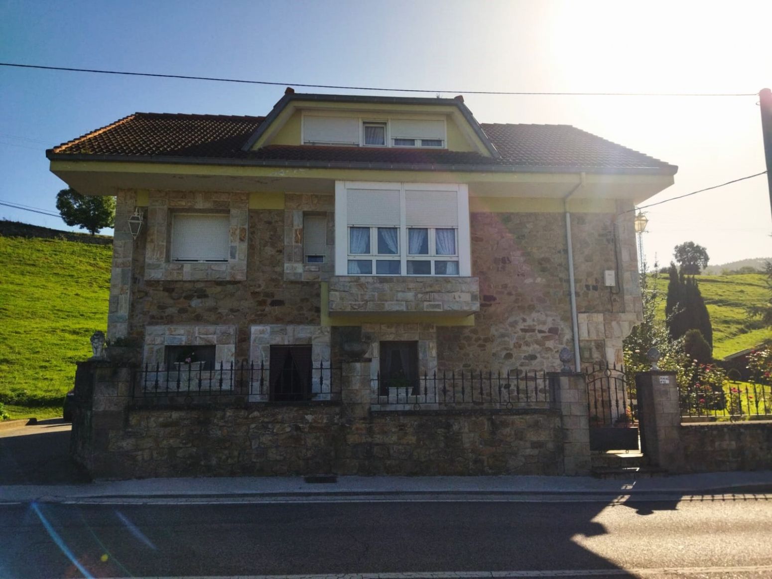 Vista exterior de Casa o xalet en venda en San Felices de Buelna amb Calefacció, Jardí privat i Parquet