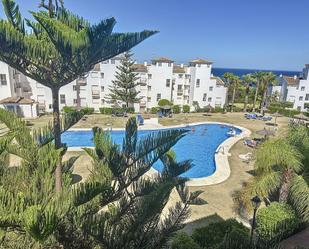 Vista exterior de Àtic en venda en Manilva amb Aire condicionat, Terrassa i Piscina