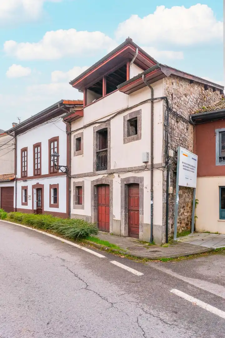 Vista exterior de Casa o xalet en venda en Sobrescobio amb Jardí privat