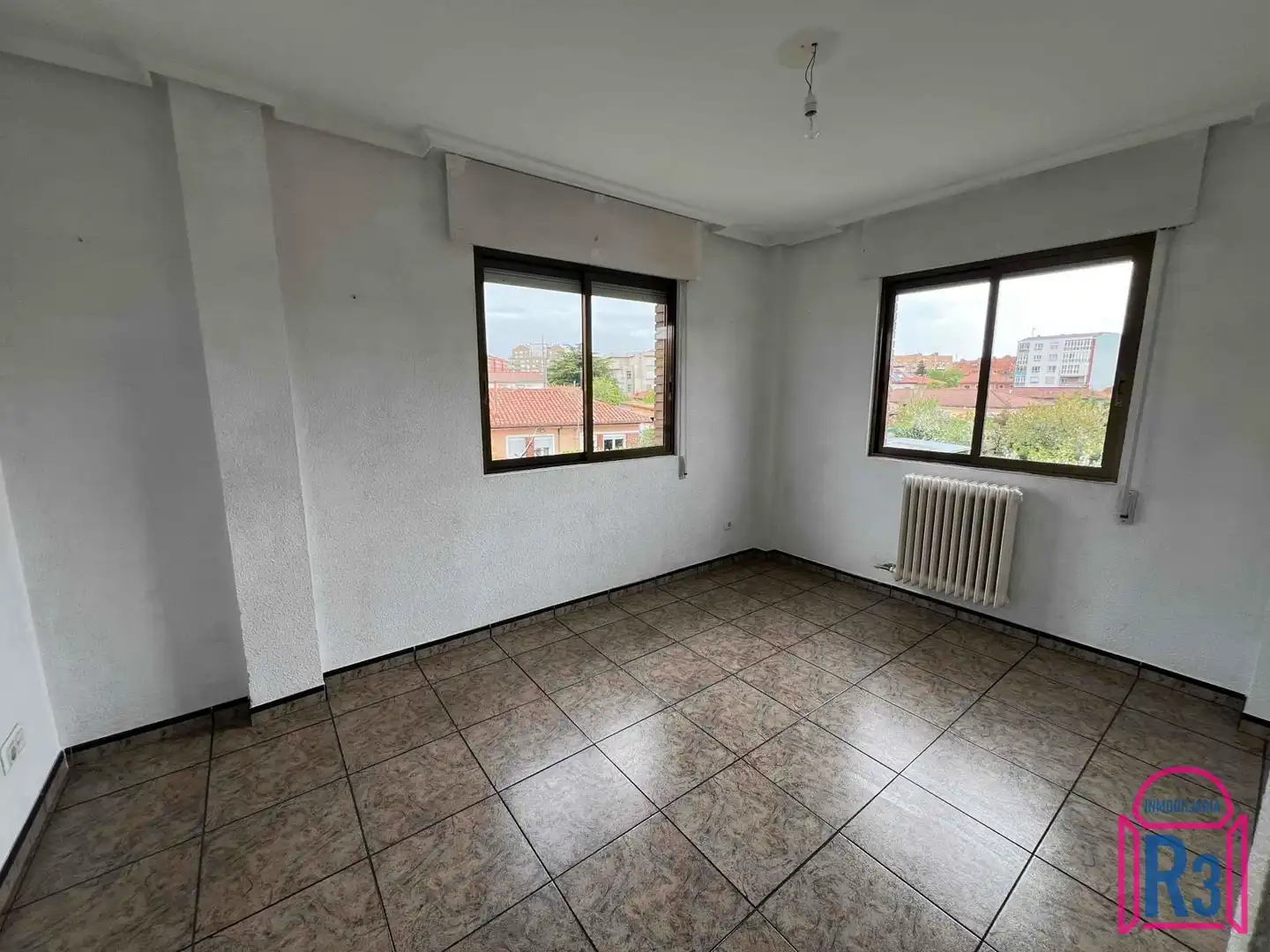 Dormitori de Apartament en venda en San Andrés del Rabanedo amb Calefacció i Traster