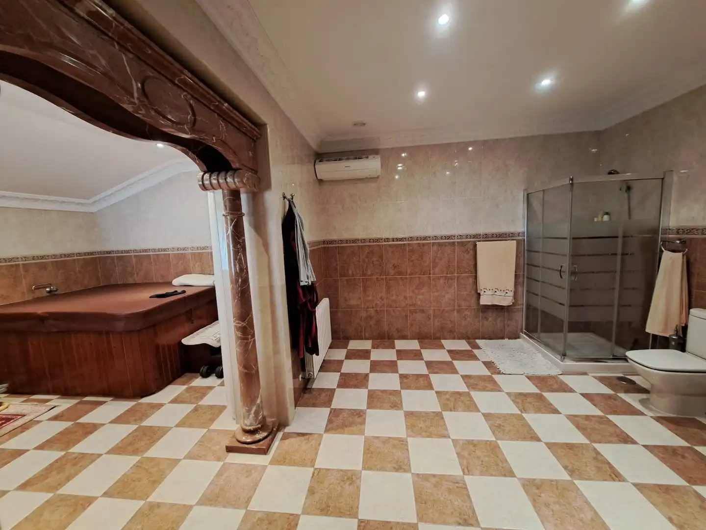 Bathroom of Houses for sale in L'Alfàs del Pi  with Air Conditioner, Heating and Private garden