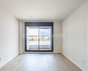 Dormitori de Apartament de lloguer en  Madrid Capital amb Aire condicionat, Terrassa i Piscina