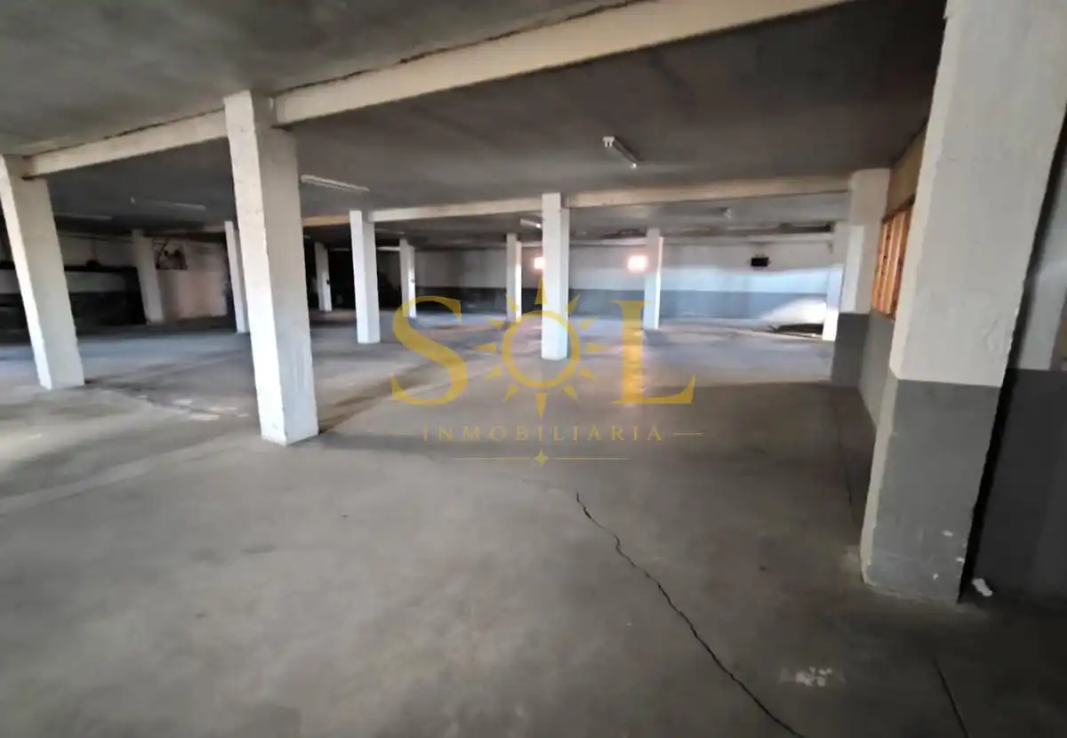 Parkplatz von Fabrikhallen zur Miete in Villaquilambre