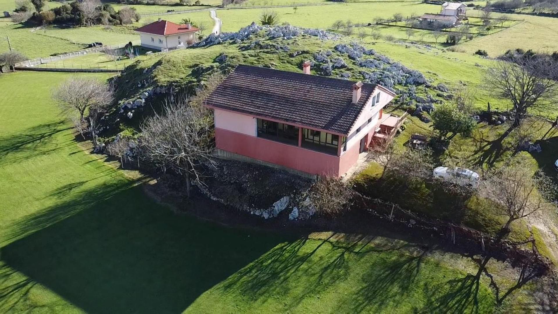 Vista exterior de Casa o xalet en venda en Ribadesella amb Calefacció, Jardí privat i Terrassa