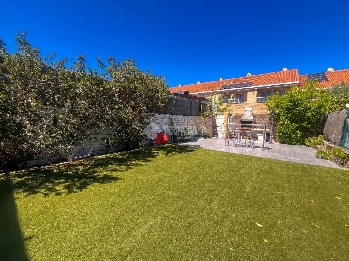 Casa aparellada amb piscina en venda a La Dehesa - El Pinar, imagen 3