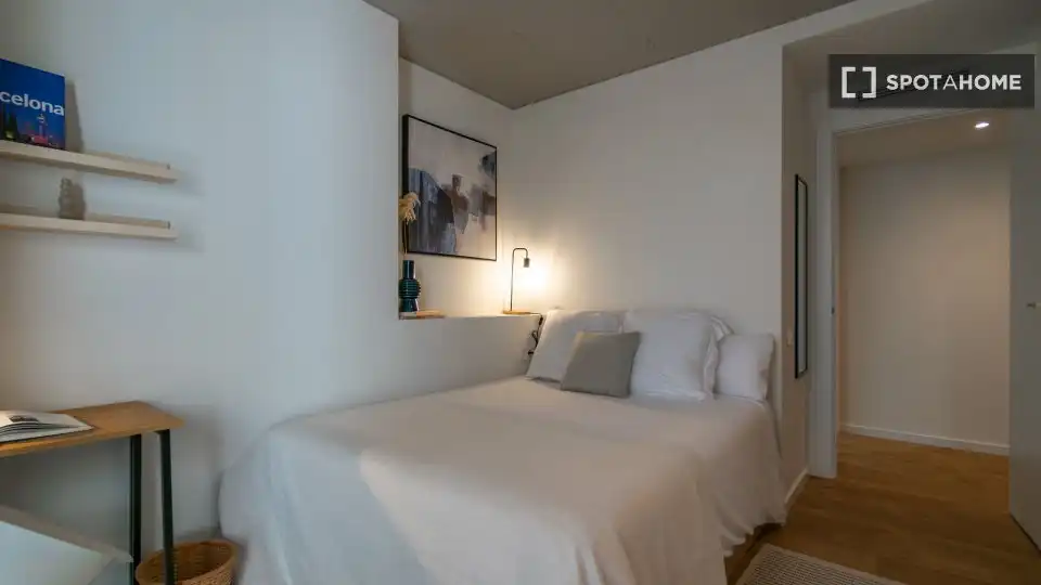 Bedroom of Flat for share in Barcelona  with Air Conditioner, Heating and Furnished