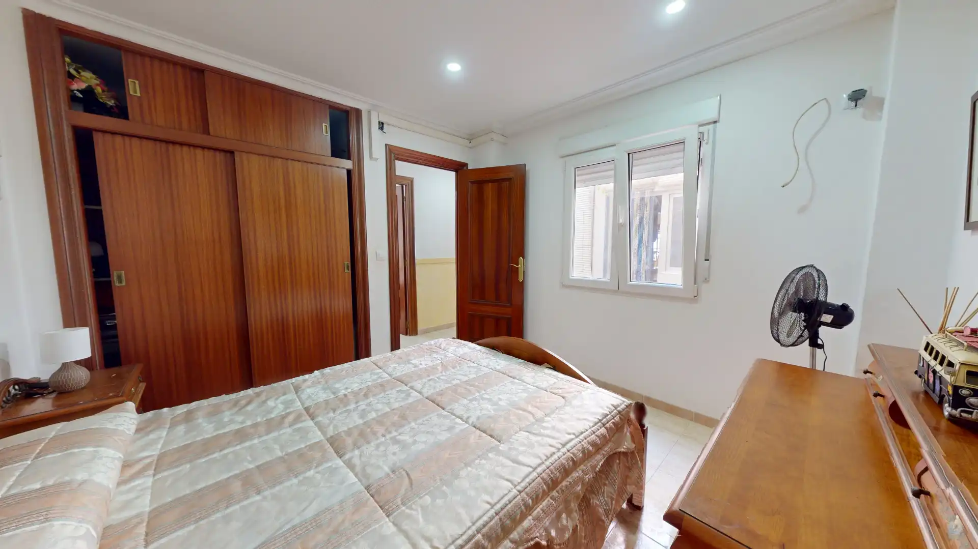 Dormitori de Casa adosada en venda en Elda amb Aire condicionat, Terrassa i Traster