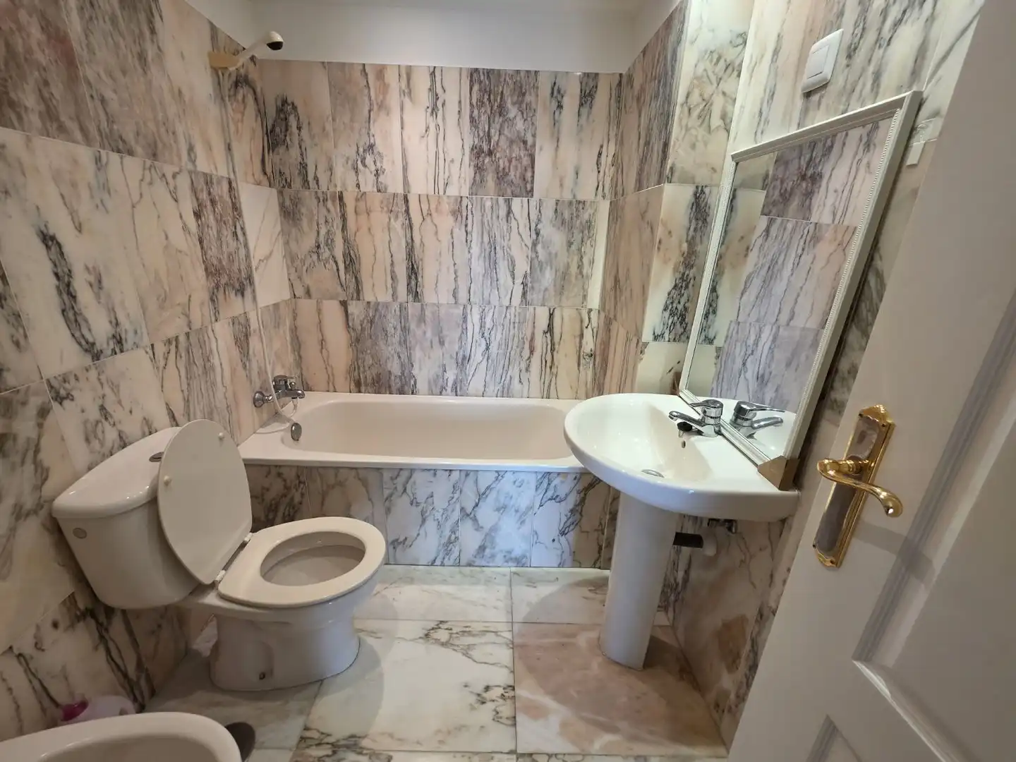 Baño de Piso de alquiler en A Coruña Capital  con Calefacción