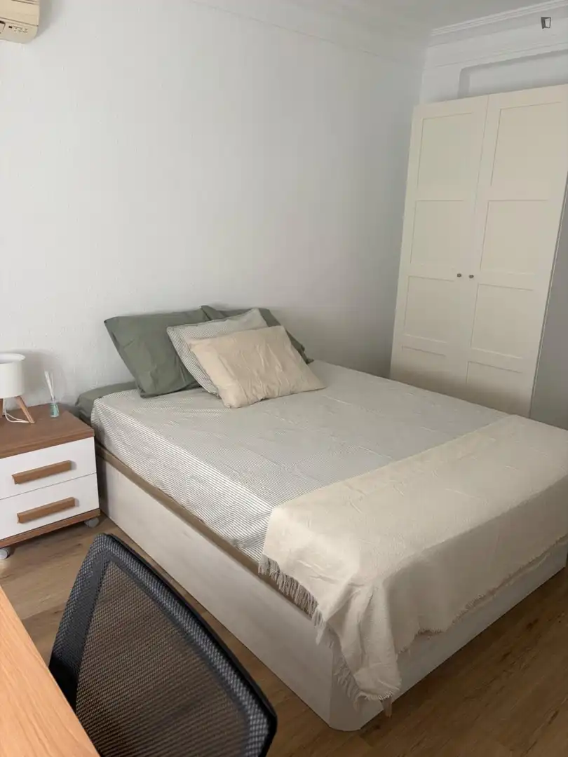 Schlafzimmer von Wohnungen zur Miete in Zaragoza mit Klimaanlage, Möbliert und Ofen