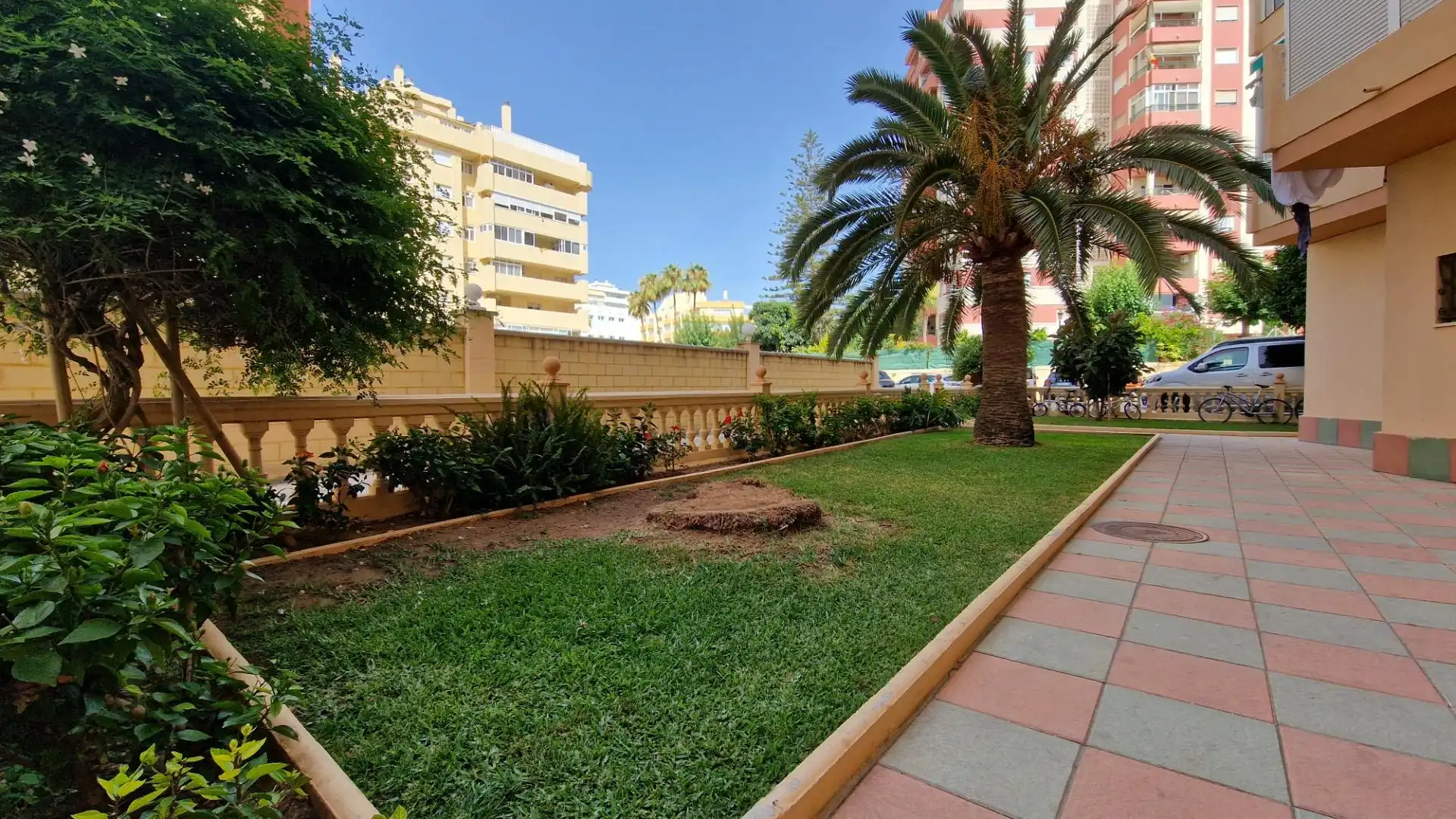 Jardí de Estudi en venda en Fuengirola amb Aire condicionat, Calefacció i Jardí privat