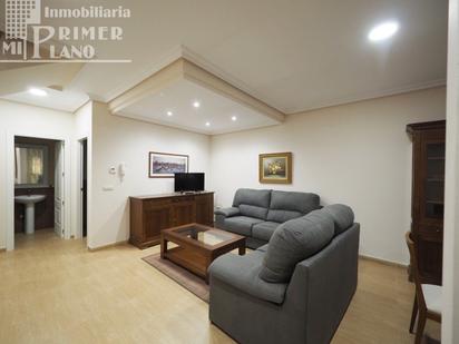 Sala d'estar de Casa adosada en venda en Argamasilla de Alba amb Aire condicionat, Calefacció i Jardí privat