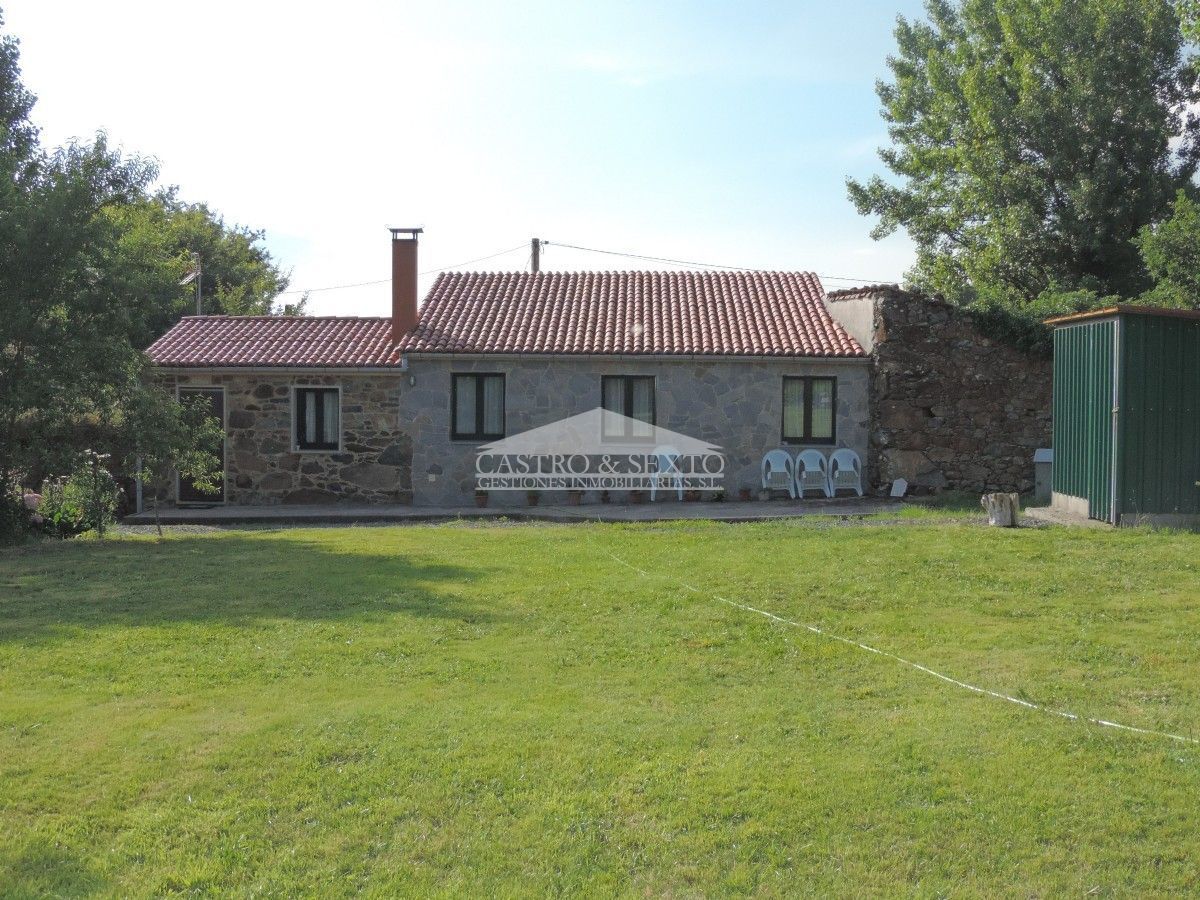 Vista exterior de Casa o xalet en venda en Melide amb Jardí privat
