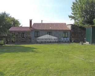 Vista exterior de Casa o xalet en venda en Melide amb Jardí privat