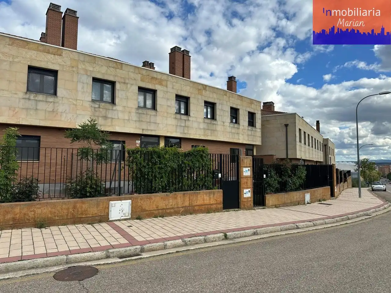 Vista exterior de Casa o xalet en venda en Aranda de Duero amb Calefacció, Jardí privat i Terrassa