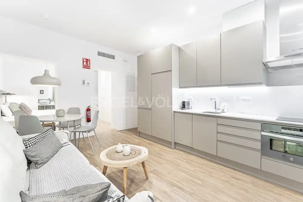 Cuina de Apartament de lloguer en Madrid amb Aire condicionat, Calefacció i Moblat