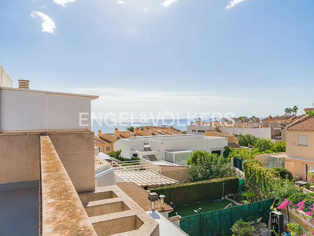 Terraced house with balcony for sale in Carrer dels Alguers 4, imagen 2