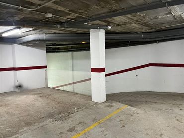 Aparcament amb ascensor en venda a Comerc, 30