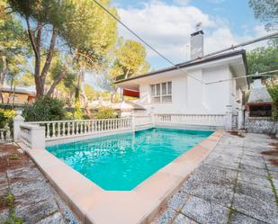 Vista exterior de Casa o xalet en venda en Valdemorillo amb Calefacció, Jardí privat i Parquet