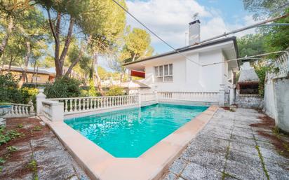 Vista exterior de Casa o xalet en venda en Valdemorillo amb Calefacció, Jardí privat i Parquet